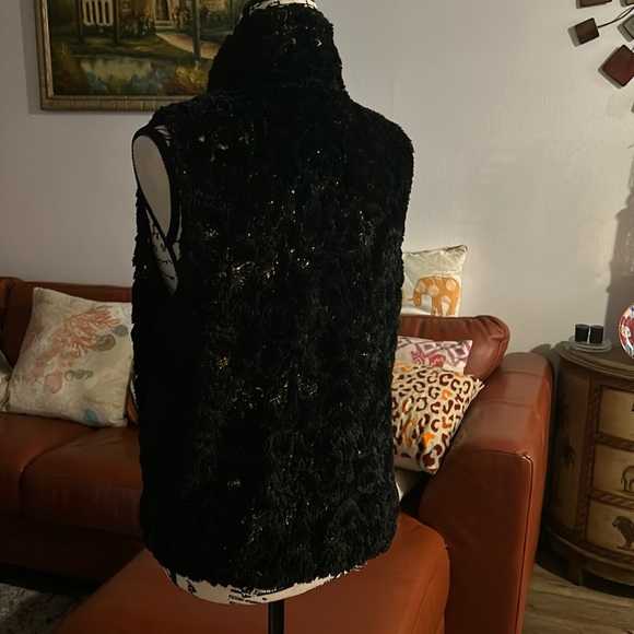 Super comfy Faux Fur Vest w/gold sequin flecks throughout. Lined sleekly - Picture 2 of 14